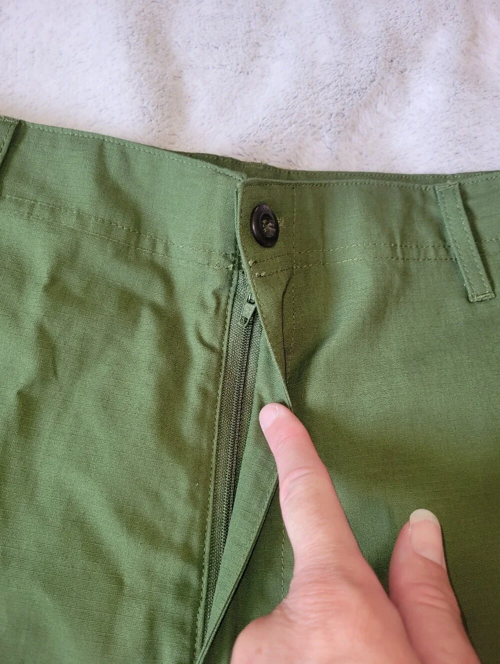 Eddie Bauer Mens Size 30 Dunite 10” Inseam Green Ripstop Cargo Shorts Hike Camp.